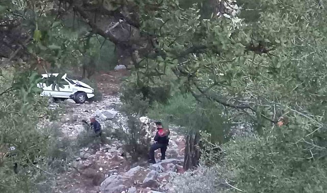 Antalya'da otomobil şarampole uçtu: 1 ölü, 1 yaralı