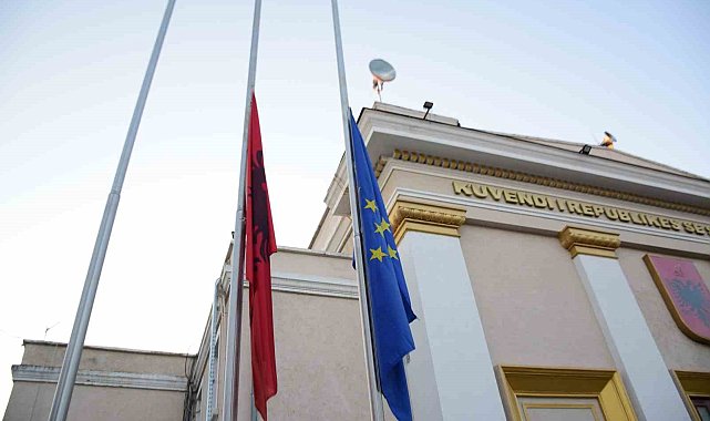 Arnavutluk meclisinde depremde hayatını kaybedenler için 1 dakikalık saygı duruşu