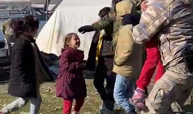 Askerlerle depremzede çocukların çikolata tadında buluşması