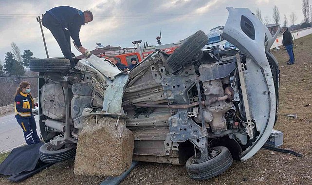 Aydınlatma direği otomobili kemer gibi sararak sıkıştırdı