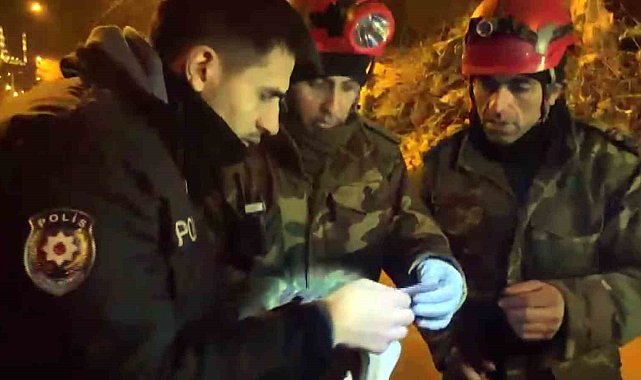 Azerbaycanlı ekipler enkazda buldukları ziynet eşyalarını polis teslim etti