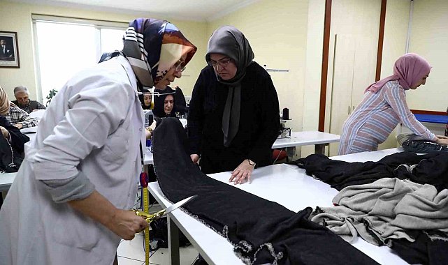 Bağcılar'da depremzedeler için uyku tulumları dikiliyor