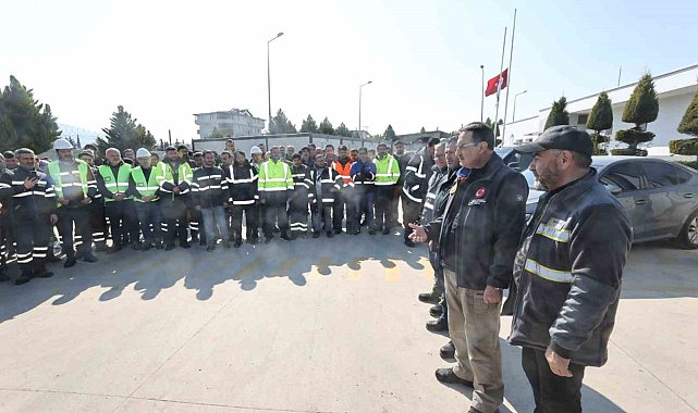 Bakan Dönmez, deprem bölgesinde çalışan elektrik işçilerini ziyaret etti