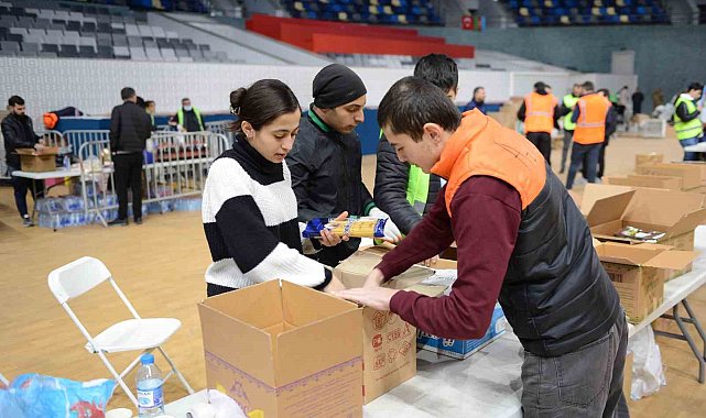 Bakü'deki Türkiye Yüzyılı Birlik ve Dayanışma Platformu'ndan Türkiye'ye 135 tırlık yardım