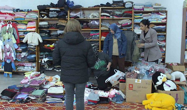 Balıkesir'de depremzedeler için sosyal market kuruldu