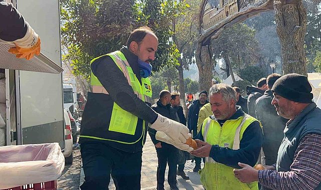 Başkan Altay, mobil mutfak tırı ve ekmek fırınında yemek dağıtımı yaptı