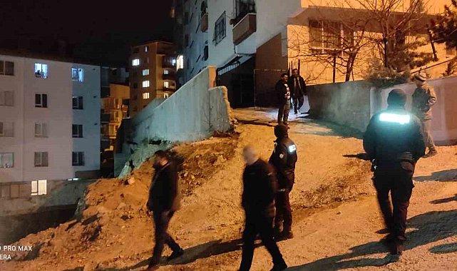 Başkent'te istinat duvarı çöktü, 2 apartman tahliye edildi