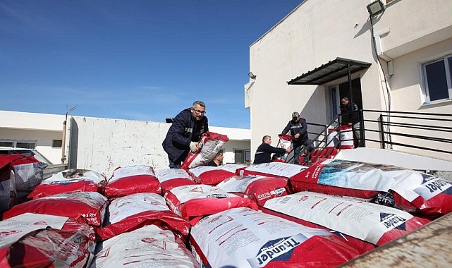Bayraklı Belediyesi'nden deprem mağduru can dostlara mama desteği