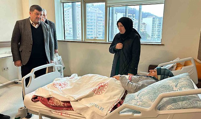Belediye Başkanı Şenlikoğlu, depremzedeleri hastanede ziyaret etti