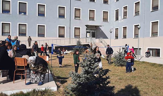 Bilim insanları depremzedelere psikolojik destek veriyor