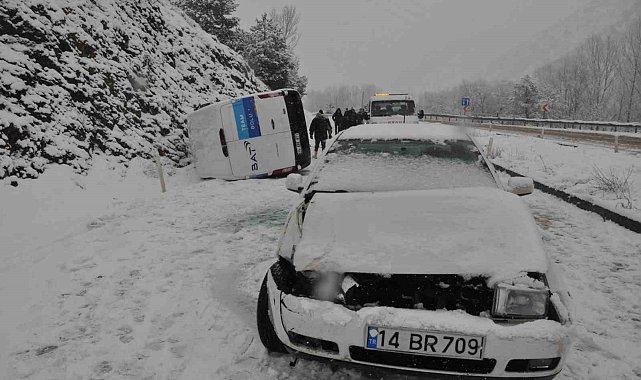 Bolu'da kar sebebiyle 3 araç zincirleme kazaya karıştı