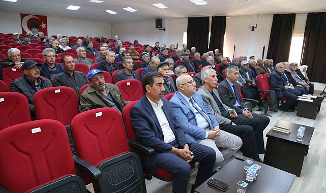 Çamelili üreticilere ağaç budama eğitimi verildi