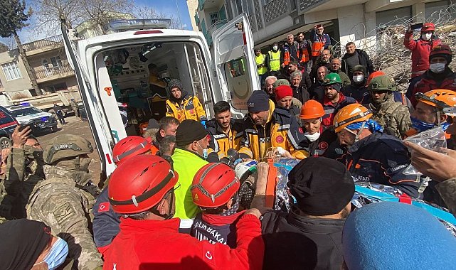 Cemile Teyze 227. saatte enkazdan sağ çıkarıldı