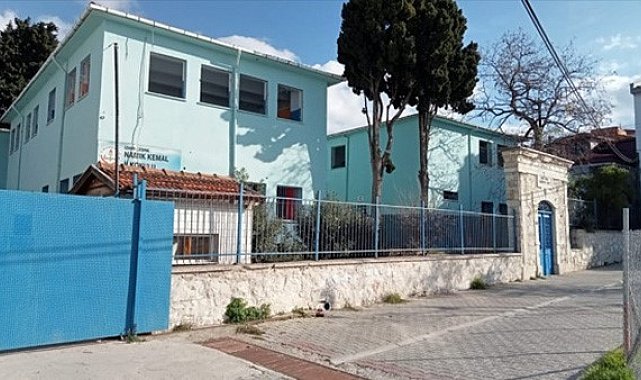 Çeşme'deki tarihi ilkokulun yıkımına başlandı