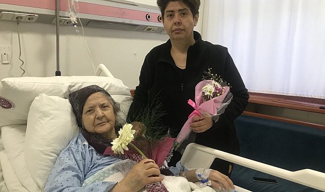 Çiçekler bu kez sevgililere değil, depremzedelere