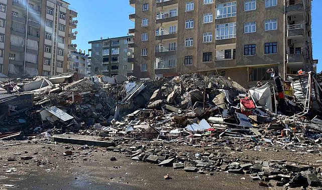 Çökme tehlikesi olan apartman yıkıldı
