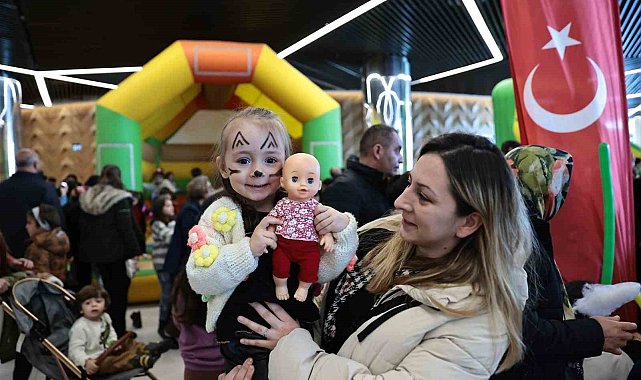 Denizli'de binlerce çocuk doyasıya eğleniyor
