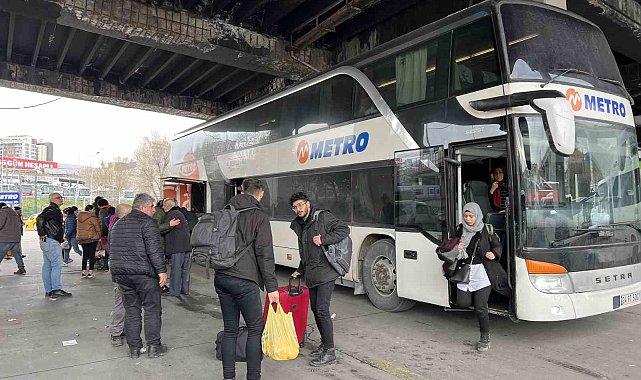 Deprem bölgelerinden afetzedeler otobüsle İstanbul'a geldi
