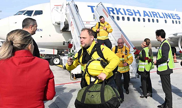 Deprem bölgesinden gelen Alman kurtarma ekipleri İstanbul Havalimanı'nda çiçeklerle karşılandı