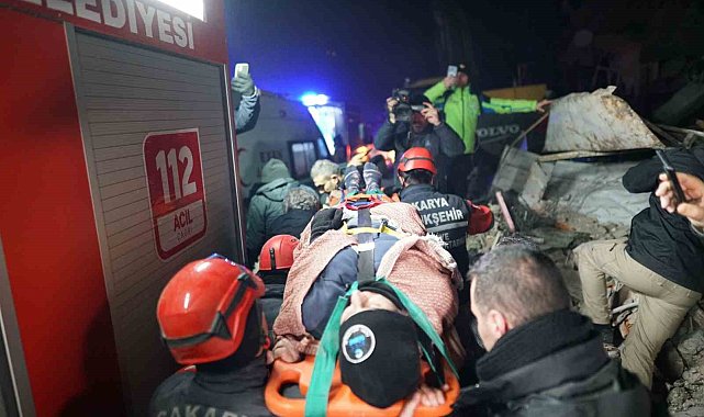 Deprem bölgesine 80 yardım tırı gönderildi, ekipler 33 cana umut oldu