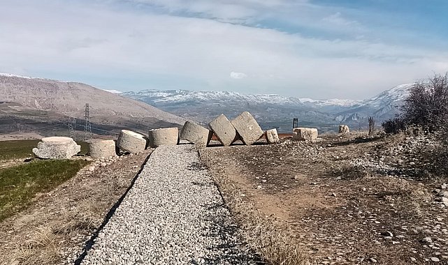 Deprem, tonlarca ağırlıktaki 'tokalaşma' sütunlarını yıktı