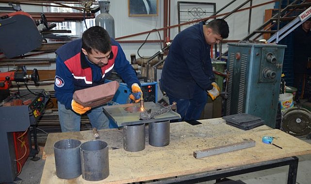 Depremde atölyeleri yıkılmıştı şimdi depremzedeler için soba üretiyorlar