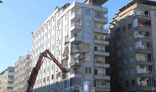 Depremde hasar gören ve çökme tehlikesi geçiren Altınkaya apartmanı yıkılıyor