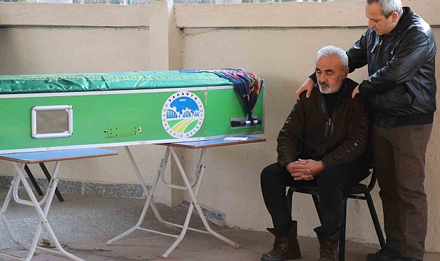 Depremde hayatını kaybeden aynı aileden 3 kişi Sakarya'da defnedildi