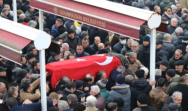 Depremde hayatını kaybeden genç icra müdürü Eskişehir'de toprağa verildi