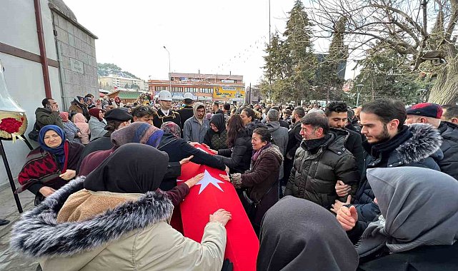 Depremde hayatını kaybeden teğmen, çocuğuyla birlikte son yolculuğuna uğurlandı