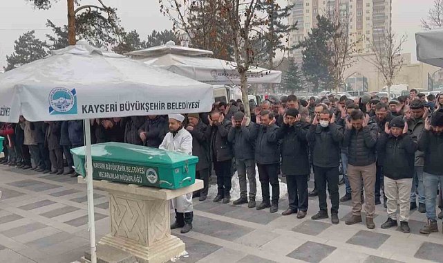 Depremde hayatını kaybedenler defnediliyor