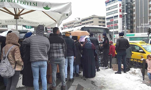 Depremde yaralananlara kan vermek isteyenler Kızılay'a koştu