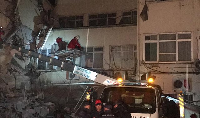 Depremde zarar gören hastanede mahsur kalan hemşire ve hastalar kurtarıldı
