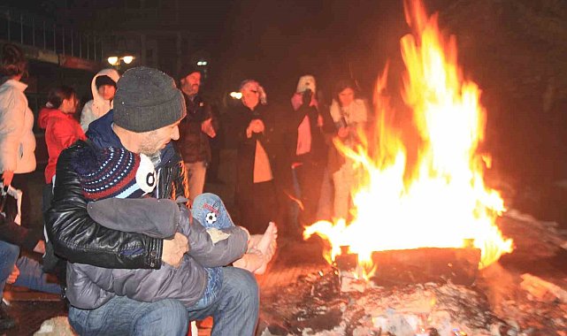 Depremden etkilenen Malatyalılar akşamı dışarıda geçiriyor