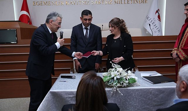 Depremzede ailelerine destek almaya gittikleri valilikte dünya evine girdiler