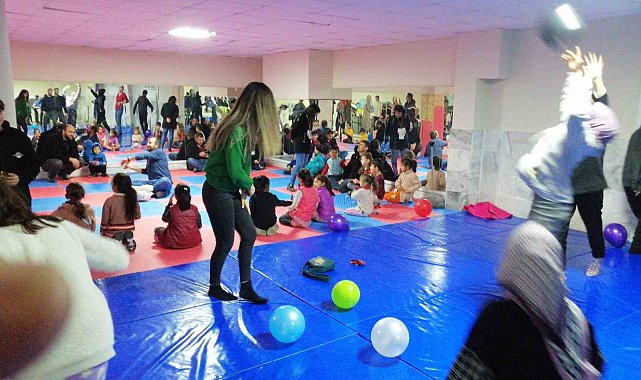 Depremzede çocuklar Afyonkarahisar'da mutluluk kervanına katıldı
