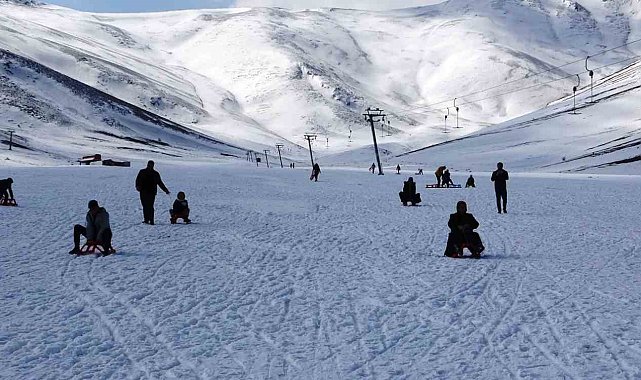 Depremzede çocuklar bir günlüğüne de olsa depremi unuttu