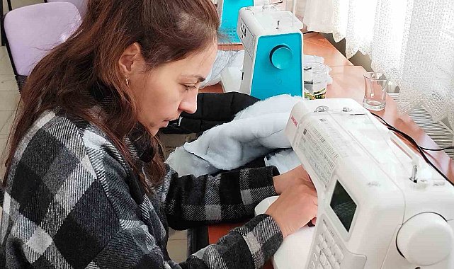 Depremzedeler için örüyorlar