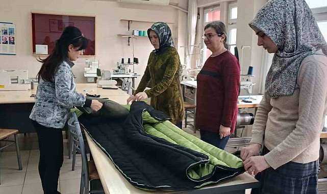 Depremzedeler üşümesin diye makinenin başına geçtiler