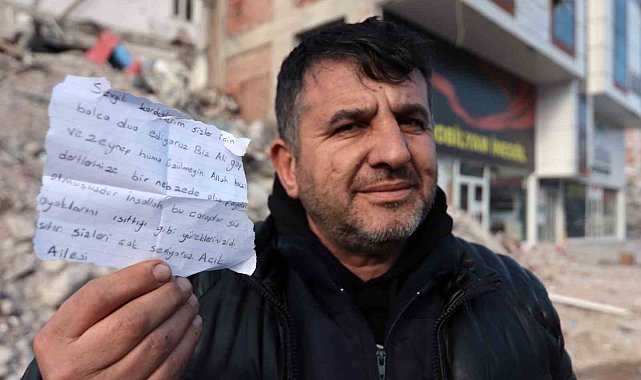 Depremzedelere parçalanmış kâğıtla adeta 'Biz de paramparçayız' mesajı vermişler