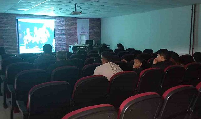Depremzedelere sinema gecesi düzenlendi