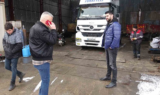 Depremzedelere yardım götürmek için yola çıktılar, lastikleri patlasa da durmadılar