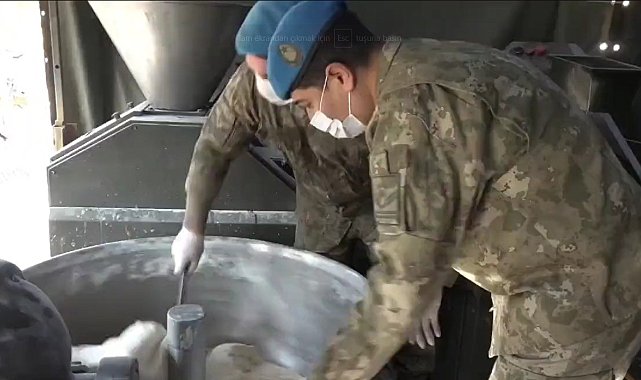 Depremzedenin ekmeği Mehmetçikten