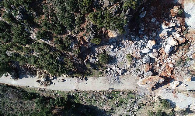 Devasa kayalar köyün üzerine yuvarlandı, dehşeti yaşadılar
