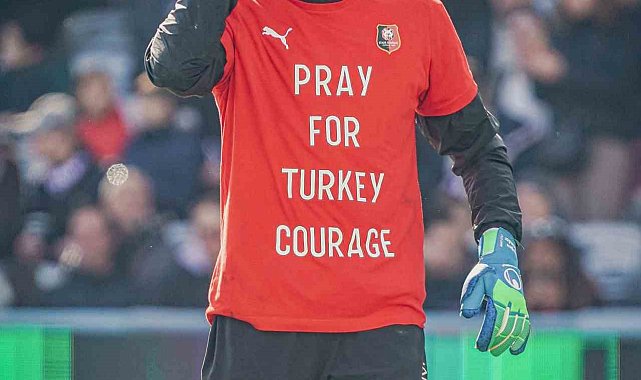 Doğan Alemdar, sahaya 'Türkiye için dua edin' tişörtüyle sahaya çıktı