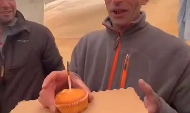 Doğum gününü arama kurtarma çadırında kutladılar