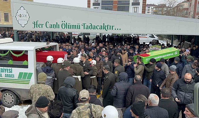 Ebrar Sitesi'nin enkazından çıkarılan Uzman Çavuş Yaman, eşi ve iki çocuğu toprağa verildi