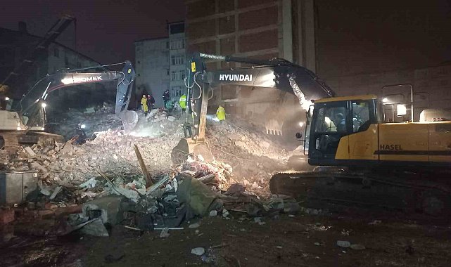 Elazığ'da çöken binada arama kurtarma çalışmaları sürüyor