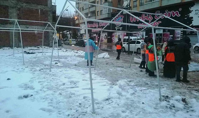 Elazığ'daki enkaz alanına çadırlar kuruluyor