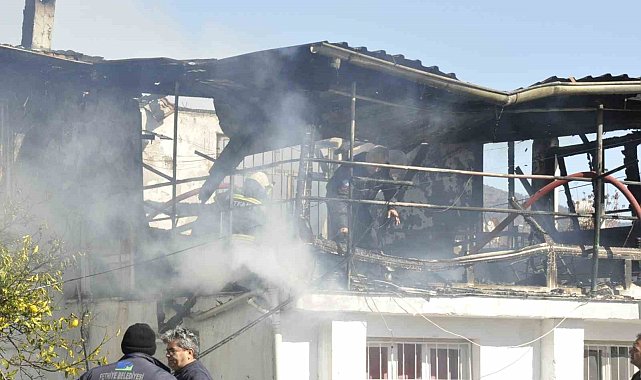 Elektrik tellerinden çıkan yangında ev kullanılamaz hale geldi
